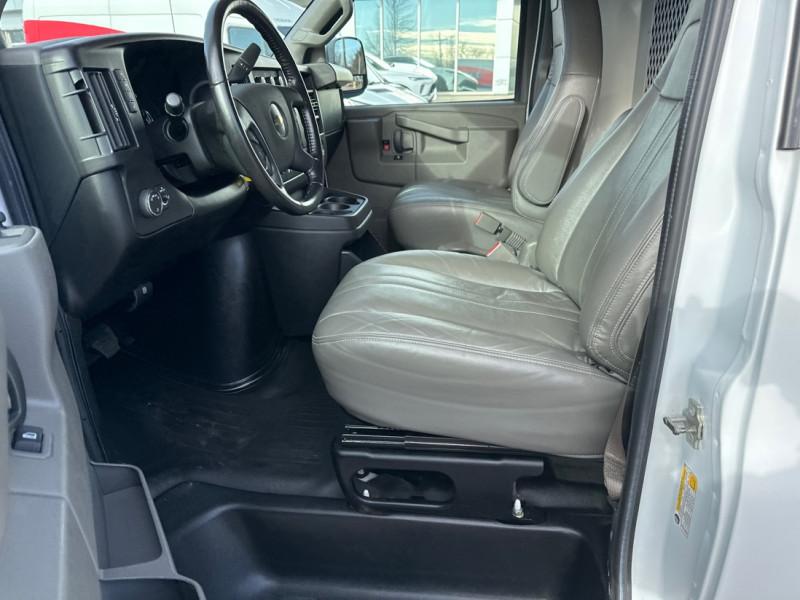 Chevrolet Express Cargo Van 2023 - Image 10
