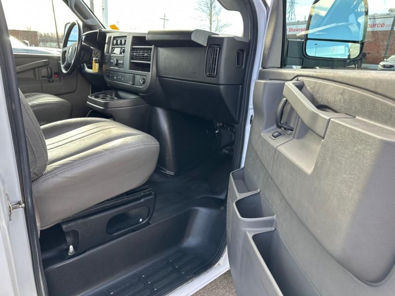 Chevrolet Express Cargo Van 2023 - Image 11